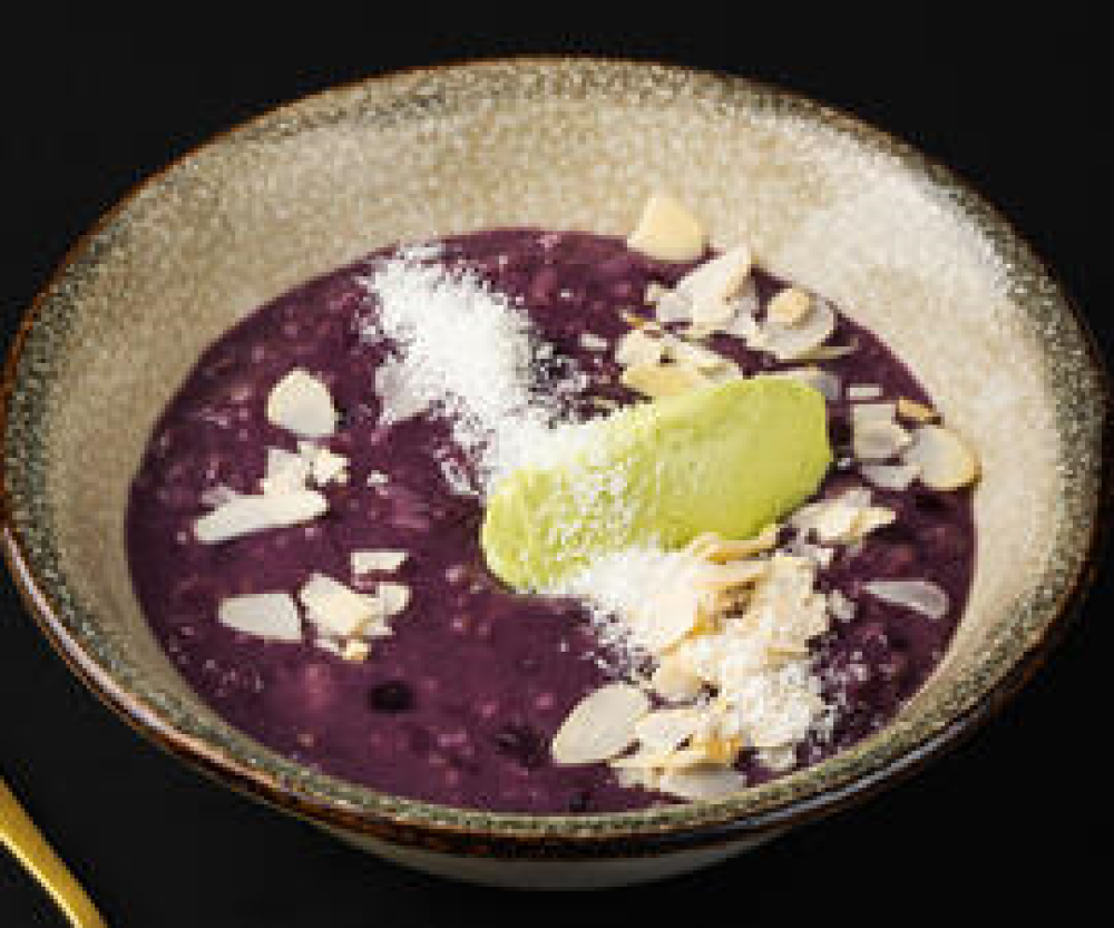 Каша овсяная на черничном муссе с фисташковым кремом