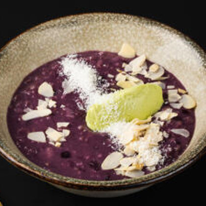 Каша овсяная на черничном муссе с фисташковым кремом