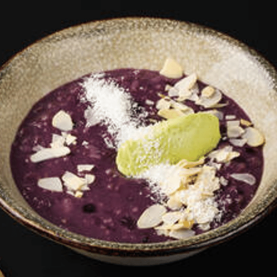 Каша овсяная на черничном муссе с фисташковым кремом