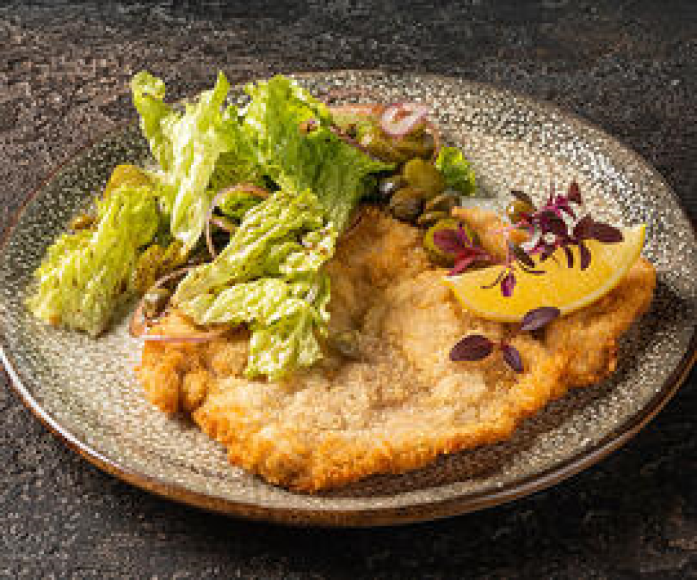 Шницель из свинины с салатом