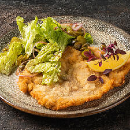 Шницель из свинины с салатом