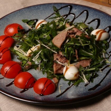 Салат с языком и рукколой