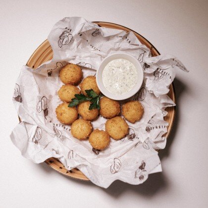 Сулугуни фри с оливками с соусом Тар-Тар