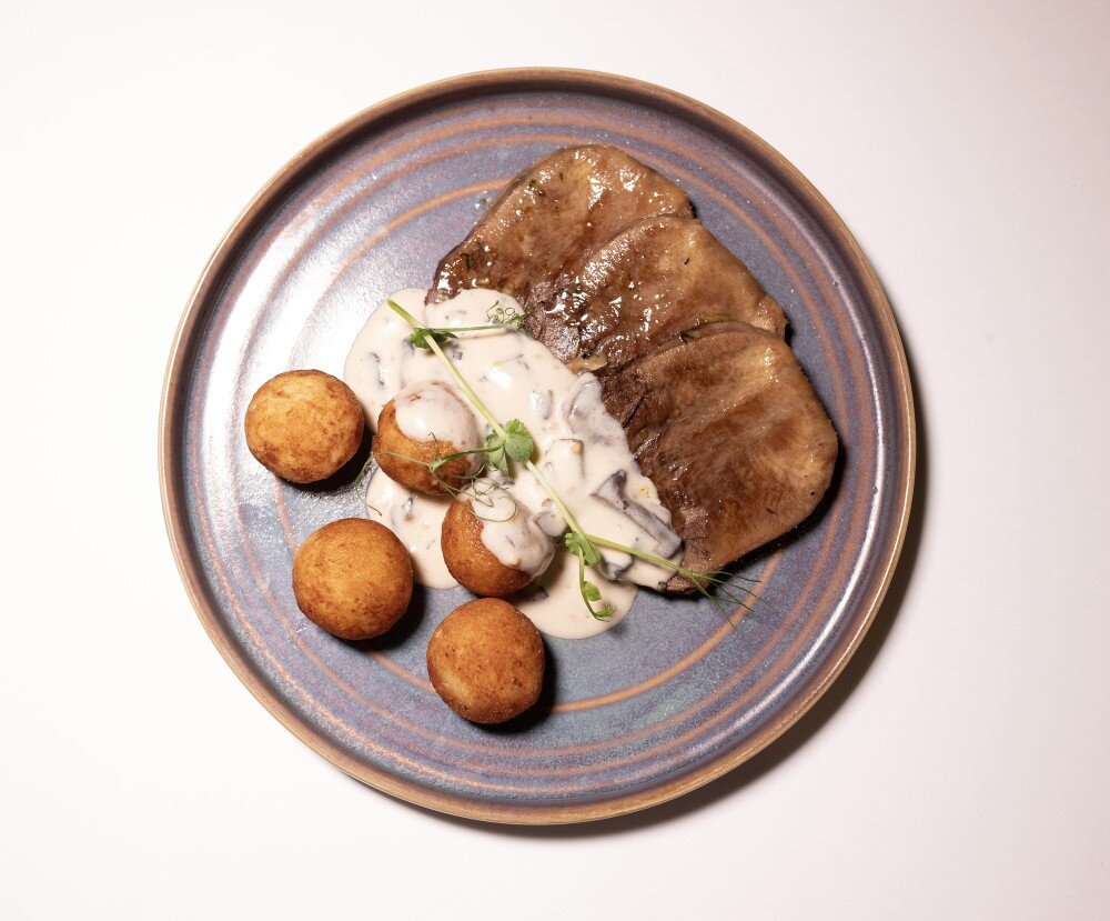 Медальоны из языка с грибным соусом, молодым картофелем и зеленым горошком