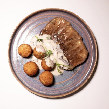 Медальоны из языка с грибным соусом, молодым картофелем и зеленым горошком