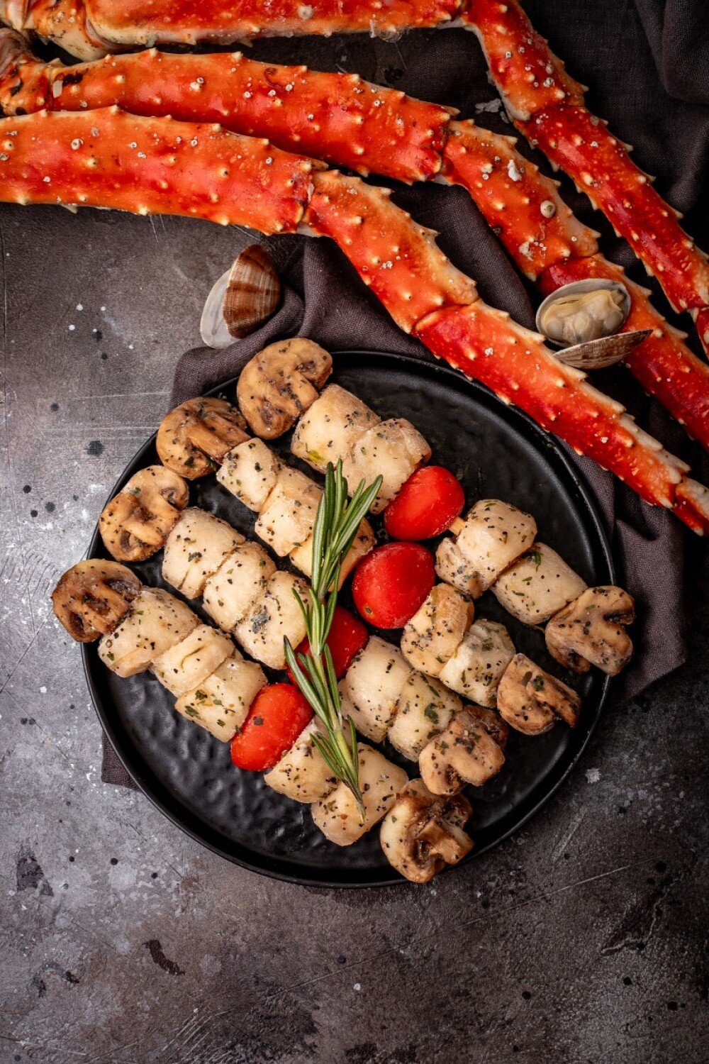 Шашлычки из гребешка, помидоров черри и свежих шампиньонов со специями, травами и цитрусом