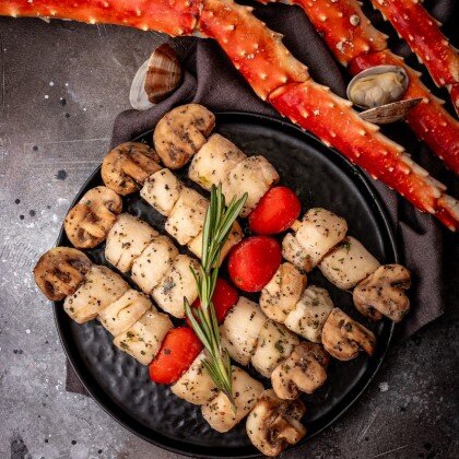 Шашлычки из гребешка, помидоров черри и свежих шампиньонов со специями, травами и цитрусом