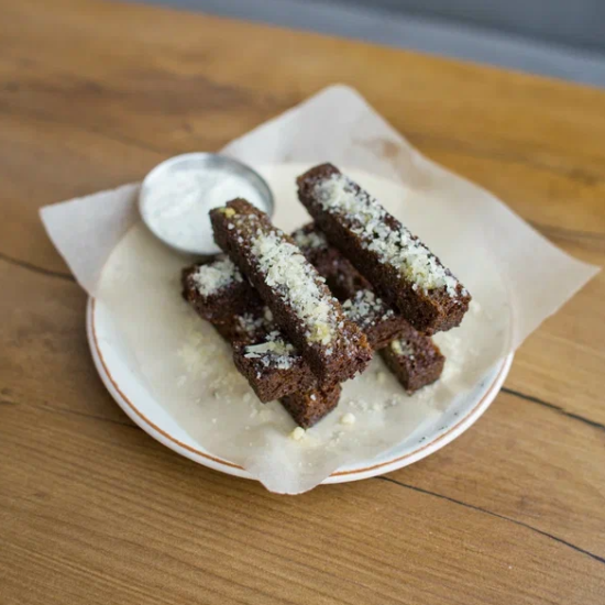 Чесночные гренки с соусом