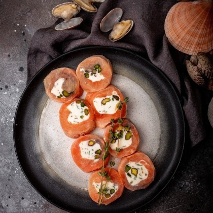 Рулетики из слабосоленой форели с сырной начинкой и  фисташками