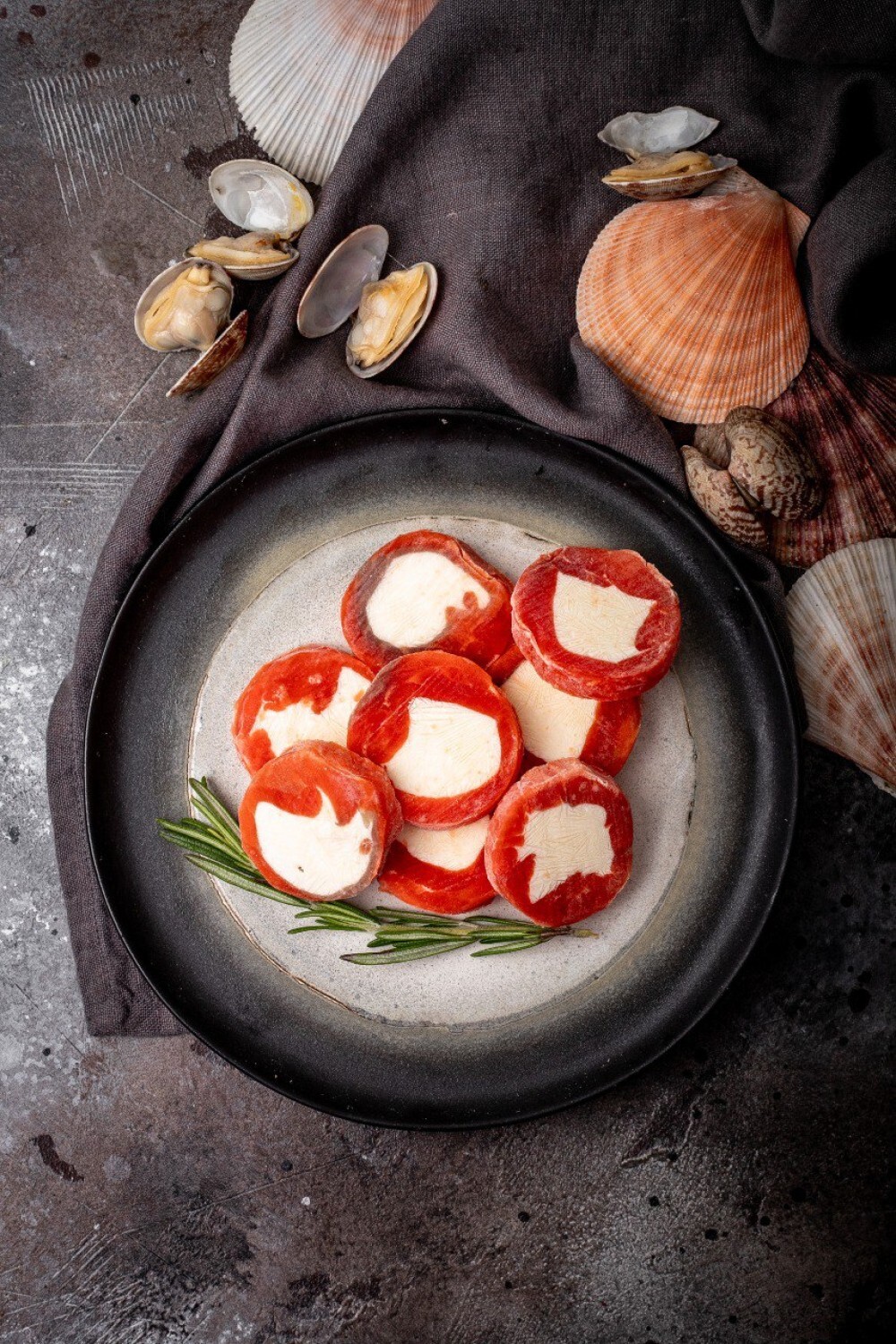 Рулетики из нерки с сырной начинкой