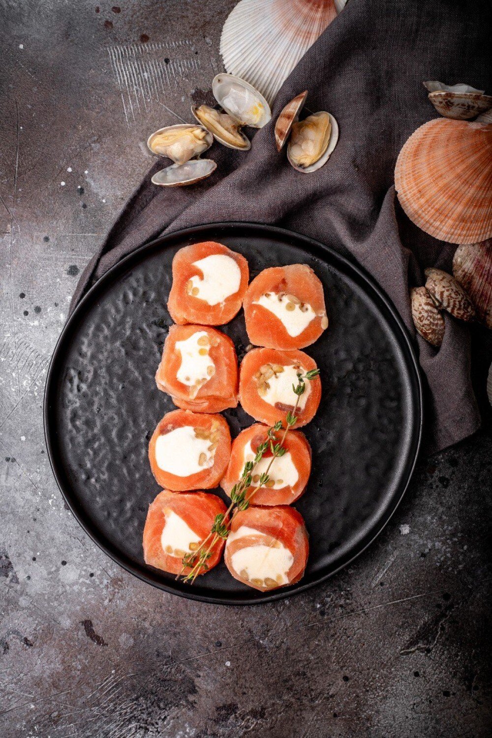 Рулетики из слабосоленой форели с сырной начинкой и  кедровыми орешками