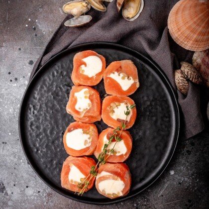 Рулетики из слабосоленой форели с сырной начинкой и  кедровыми орешками