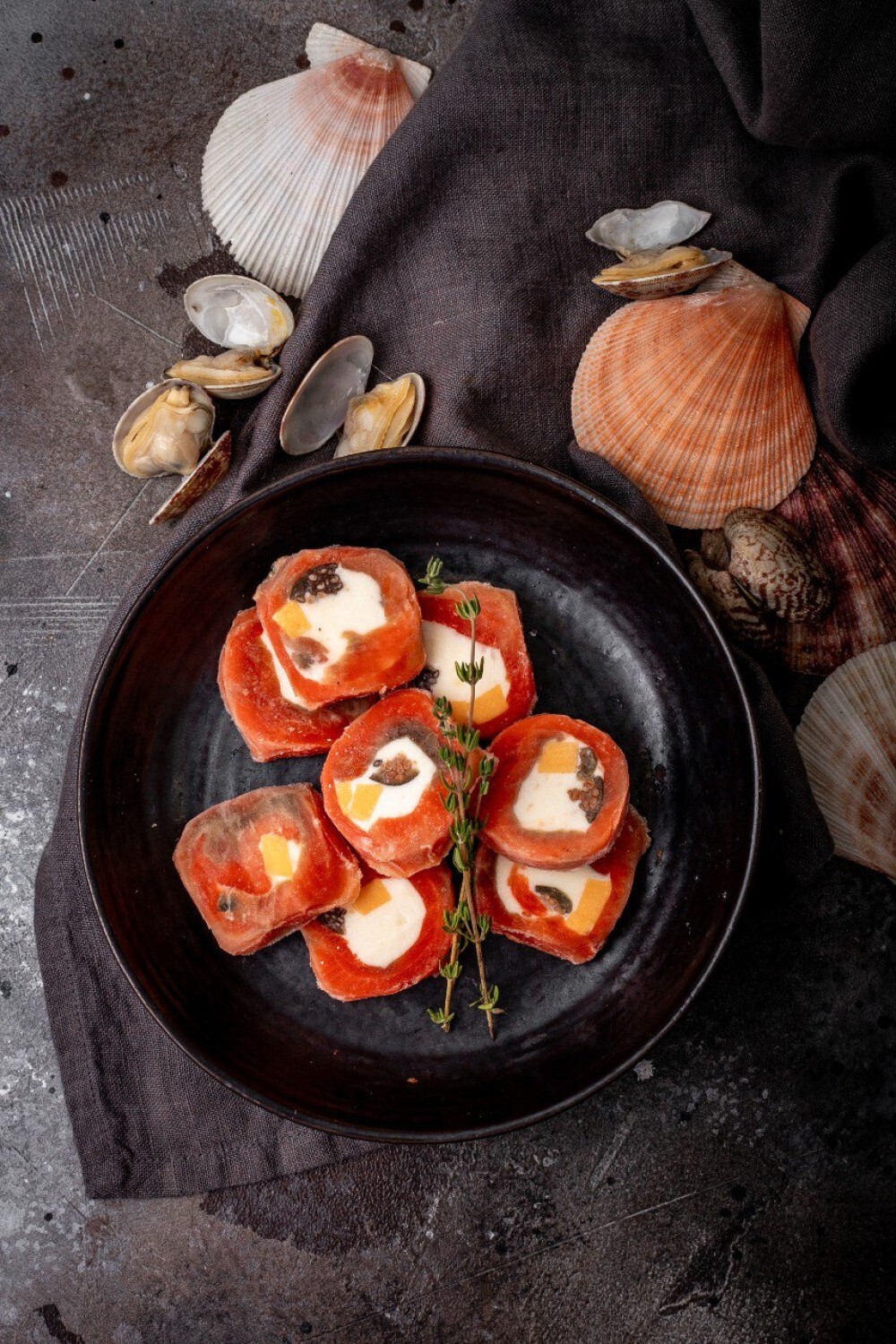 Рулетики из слабосоленой нерки с сырной начинкой, каперсами и сыром чеддер