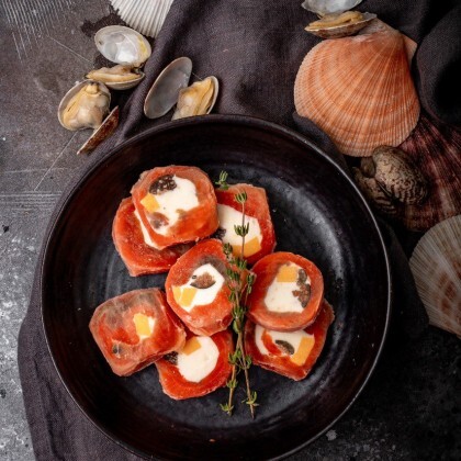 Рулетики из слабосоленой нерки с сырной начинкой, каперсами и сыром чеддер