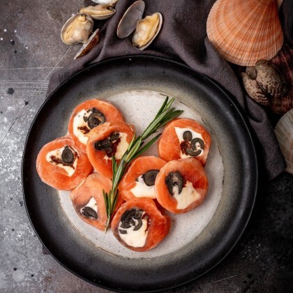 Рулетики из слабосоленой форели с сырной начинкой маслинами и вялеными томатами
