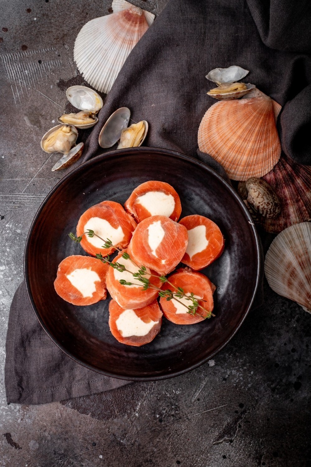 Рулетики из слабосоленой форели с сырной начинкой