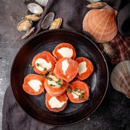 Рулетики из слабосоленой форели с сырной начинкой