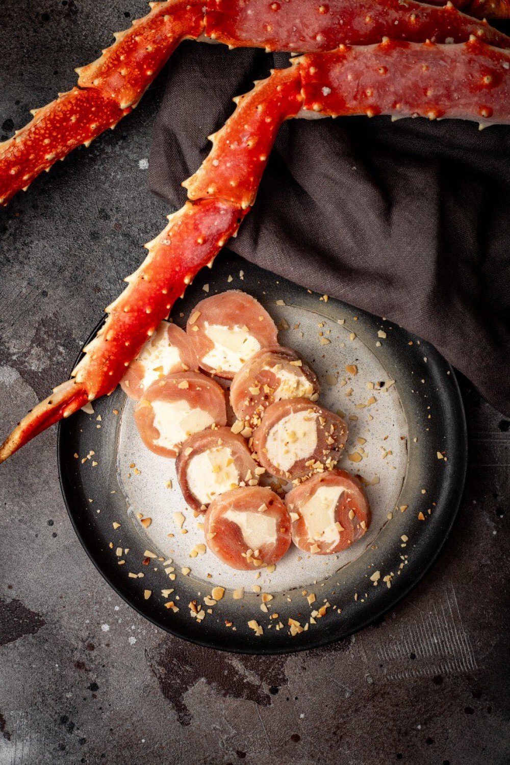 Рулетики из слабосоленого кижуча с сыром моцарелла и миндальной крошкой