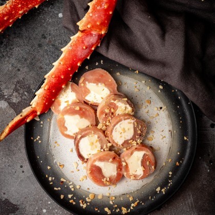 Рулетики из слабосоленого кижуча с сыром моцарелла и миндальной крошкой