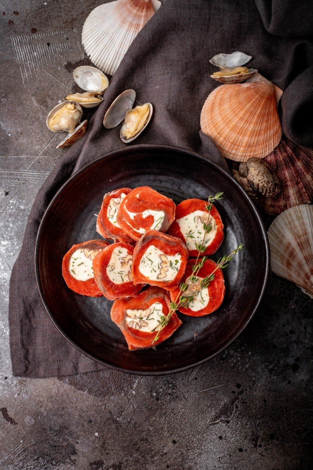 Рулетики из нерки с сырной начинкой, травами и орехами