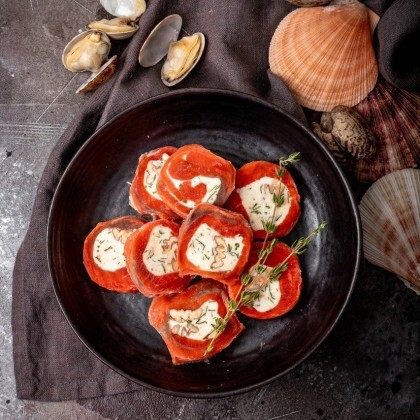 Рулетики из нерки с сырной начинкой, травами и орехами