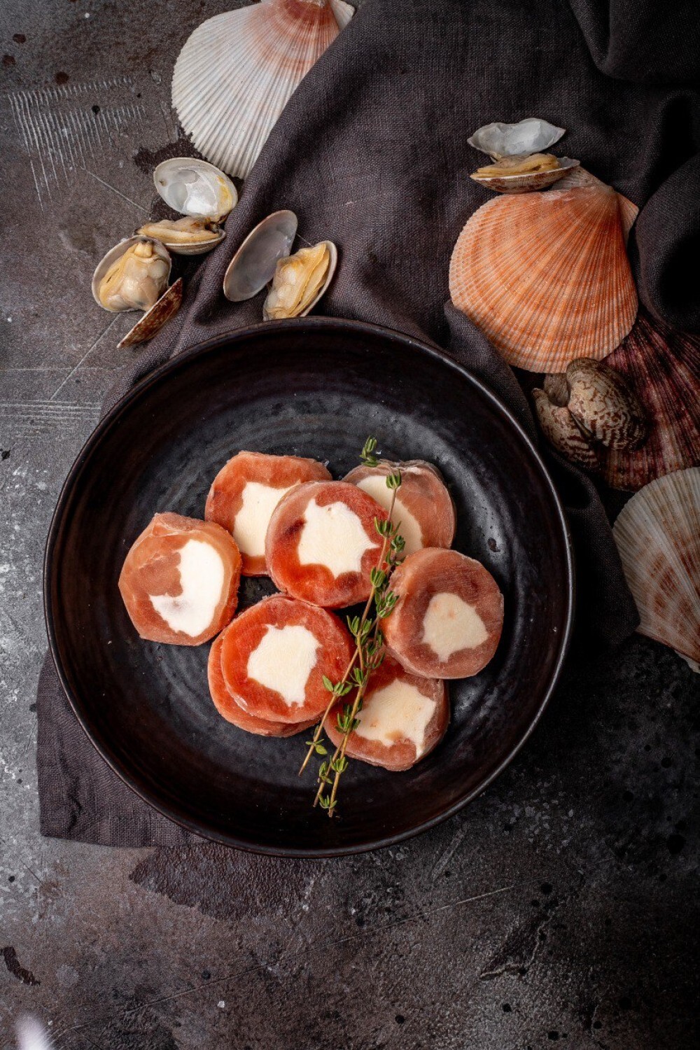 Рулетики из слабосоленого кижуча с сырной начинкой