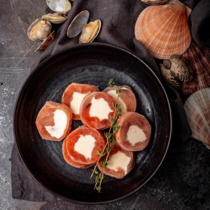 Рулетики из слабосоленого кижуча с сырной начинкой