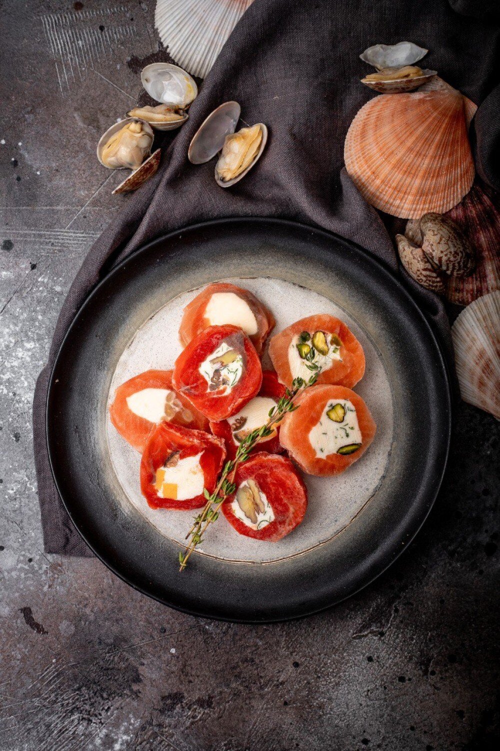 MIX слабосоленых рулетиков (форель, нерка)