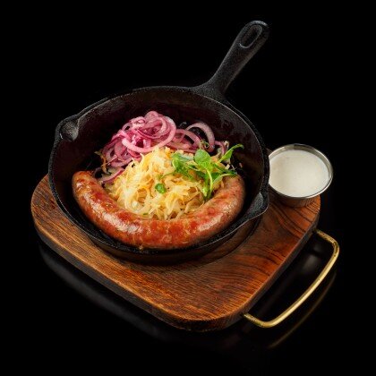 Колбасина из упитанной свиньи с капустой, тушенной в вишневом пиве, и соусом из хрена и сметаны