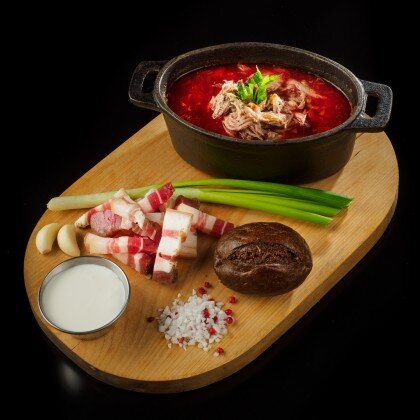 Борщ с рваной свининой из смокера, салом и тёплой булочкой