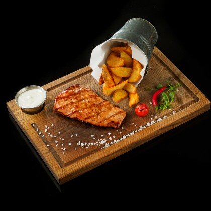 Грудь индюшки с соусом дорблю и дольками картохи в кожуре