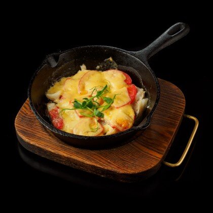 Хищница треска, спрятанная под сыром и помидорами