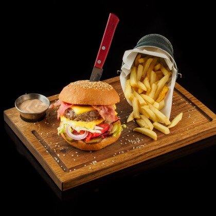 Бургер с бычулей и беконом