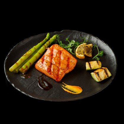 Стейк из красномясного лосося на подушке из спаржи с цукини гриль