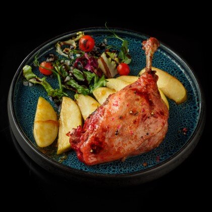 Ножка утки, хрустящая снаружи, нежная внутри (конфи) со смородиновым  соусом