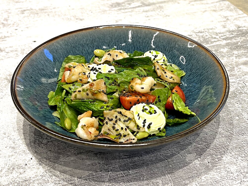 Салат с морепродуктами и соусом манго