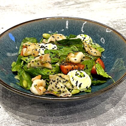 Салат с морепродуктами и соусом манго