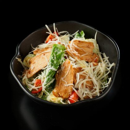 «Цезарь по классике» с грудями курицы и одноимённым соусом
(да-да, соус Цезарь)