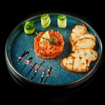 Тартар из красномясной форели с белохлебными гренками