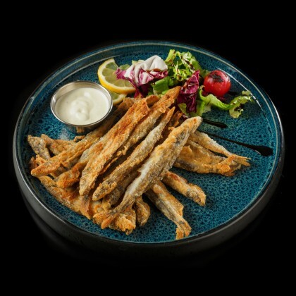 Золотистая мойва в хрустящей корочке с соусом тартар