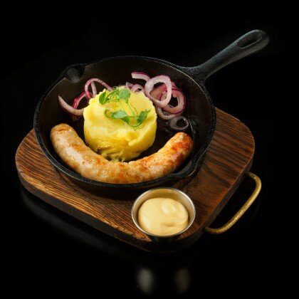 Колбасина из легкомысленной курицы с пюрешкой из картохи с сырным соусом