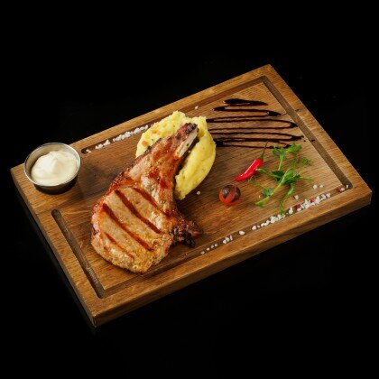 Спинка свинки на кости с горчичным соусом и пюрехой из картохи с беконом и грибами