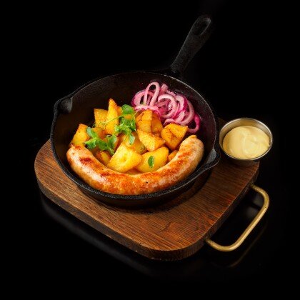 Колбасина из двух пернатых (индюшки и куры) с жареным картофелем и сырным соусом