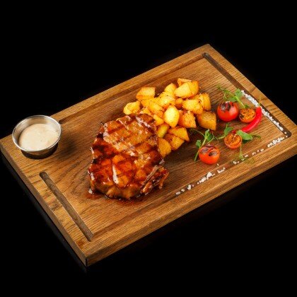 Свинюшкина шея с жареным картофаном и подкопчёным соусом