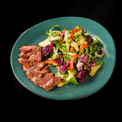 Стейк-салат (тёплый) с мясом бычули, овощами-гриль
и устричной заправкой