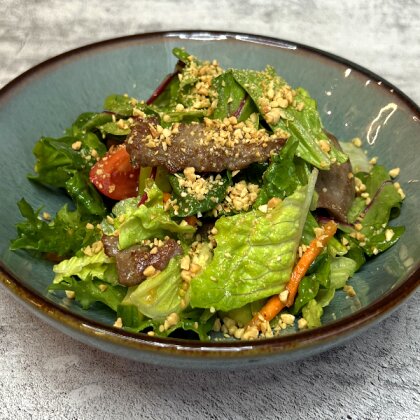 Теплый салат с говядиной