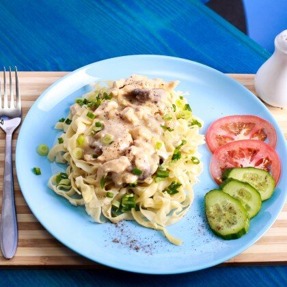 Цуйван с курицей в сливочно-грибном соусе