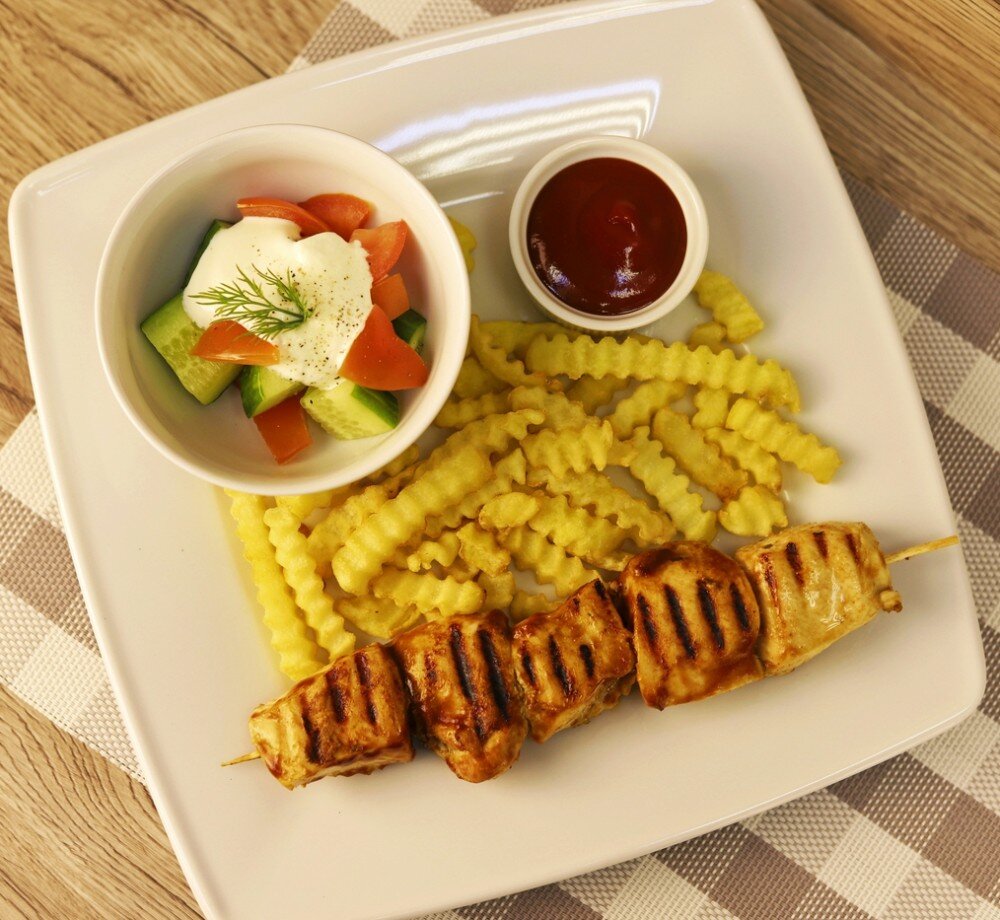 Куриный шашлычок с фри и овощами