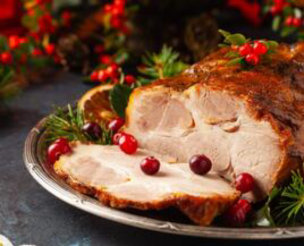 Запечённая свиная шея с овощами и сливочно-горчичным соусом