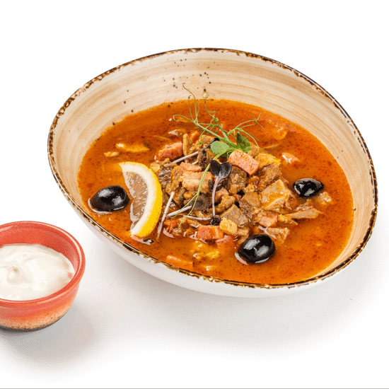 Солянка сборная мясная с зеленью и сметаной